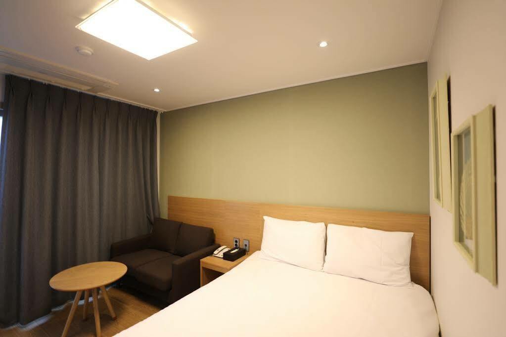 Sims Hotel Jeju Exterior foto